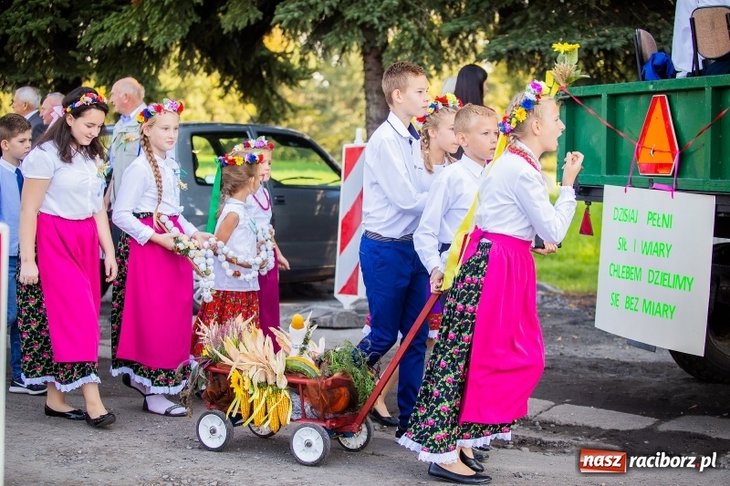 Zdjęcie w galerii na portalu naszraciborz.pl: Parafia Łubowice świętuje dożynki. Korowód ruszył z Grzegorzowic  wiadomości z regionu