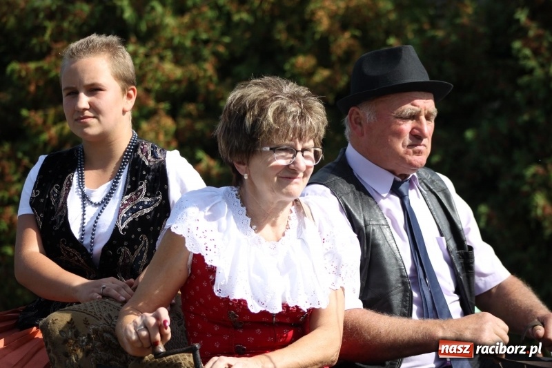 Zdjęcie w galerii na portalu naszraciborz.pl: Wieś ustrojona, do drogi gotowi. Jubileuszowe dożynki w Pawłowie  wiadomości z regionu