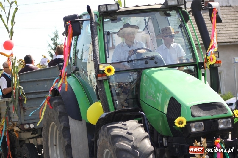Zdjęcie w galerii na portalu naszraciborz.pl: Wieś ustrojona, do drogi gotowi. Jubileuszowe dożynki w Pawłowie  wiadomości z regionu
