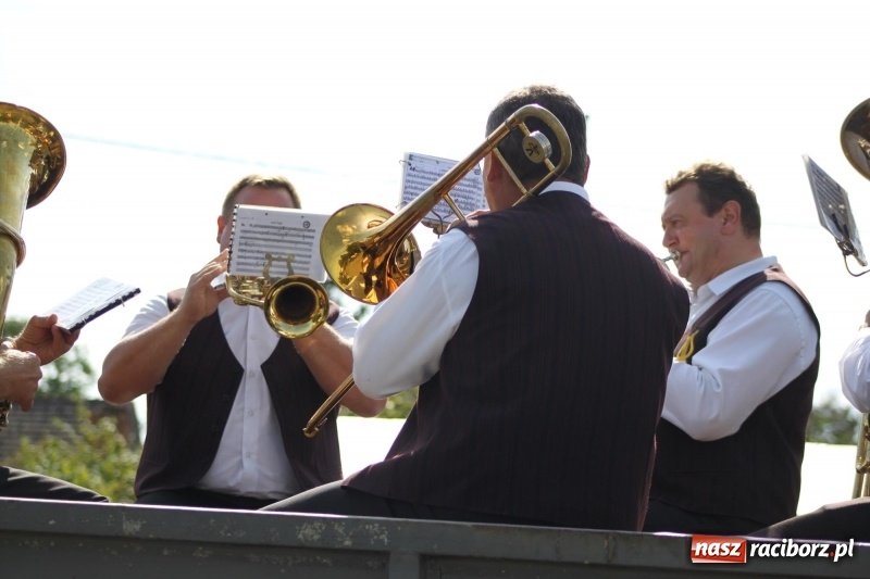 Zdjęcie w galerii na portalu naszraciborz.pl: Wieś ustrojona, do drogi gotowi. Jubileuszowe dożynki w Pawłowie  wiadomości z regionu
