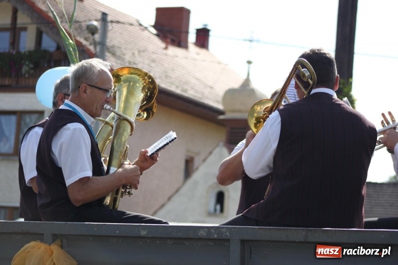 Zdjęcie w galerii na portalu naszraciborz.pl: Wieś ustrojona, do drogi gotowi. Jubileuszowe dożynki w Pawłowie  wiadomości z regionu