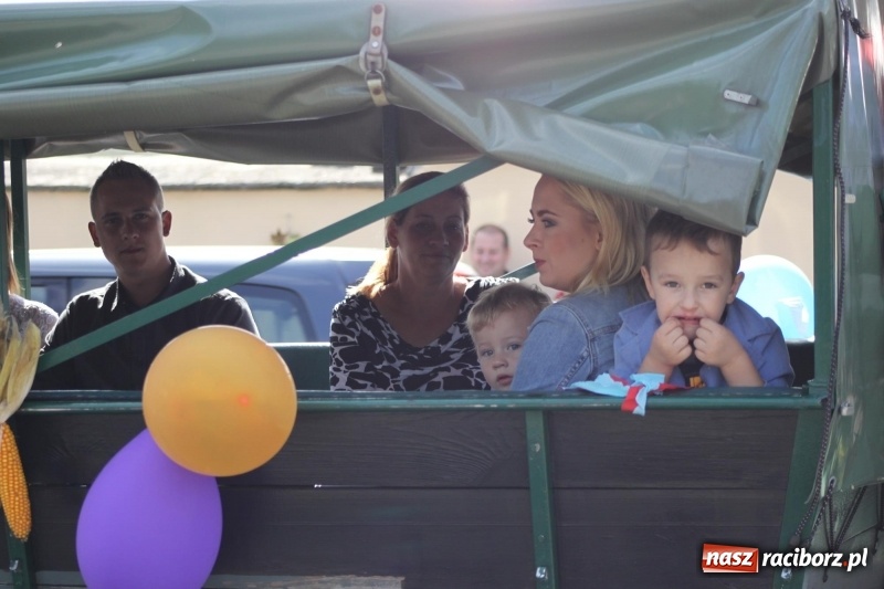 Zdjęcie w galerii na portalu naszraciborz.pl: Wieś ustrojona, do drogi gotowi. Jubileuszowe dożynki w Pawłowie  wiadomości z regionu