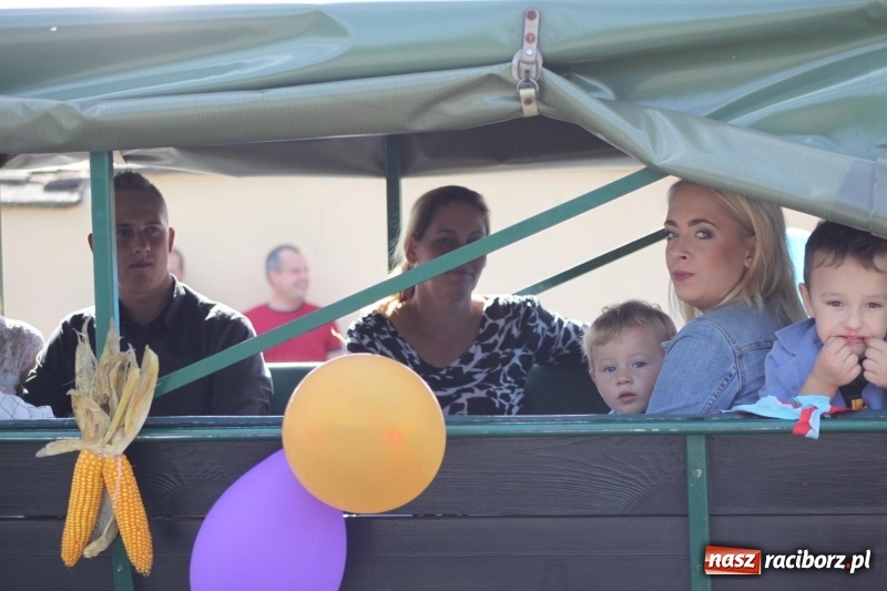 Zdjęcie w galerii na portalu naszraciborz.pl: Wieś ustrojona, do drogi gotowi. Jubileuszowe dożynki w Pawłowie  wiadomości z regionu