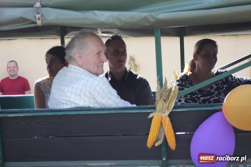 Zdjęcie w galerii na portalu naszraciborz.pl: Wieś ustrojona, do drogi gotowi. Jubileuszowe dożynki w Pawłowie  wiadomości z regionu