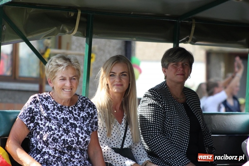 Zdjęcie w galerii na portalu naszraciborz.pl: Wieś ustrojona, do drogi gotowi. Jubileuszowe dożynki w Pawłowie  wiadomości z regionu