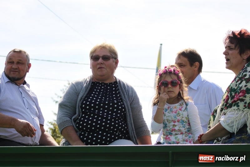 Zdjęcie w galerii na portalu naszraciborz.pl: Wieś ustrojona, do drogi gotowi. Jubileuszowe dożynki w Pawłowie  wiadomości z regionu