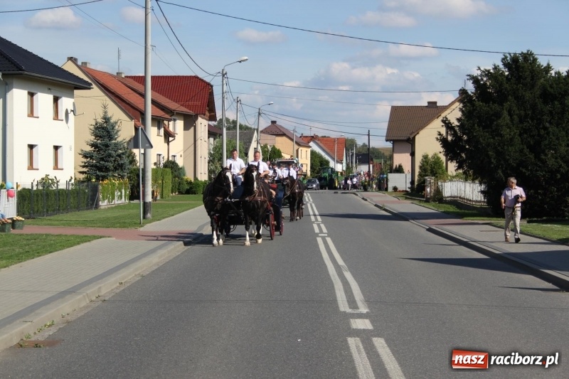 Zdjęcie w galerii na portalu naszraciborz.pl: Wieś ustrojona, do drogi gotowi. Jubileuszowe dożynki w Pawłowie  wiadomości z regionu