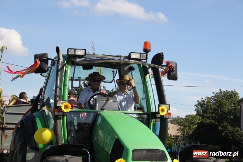 Zdjęcie w galerii na portalu naszraciborz.pl: Wieś ustrojona, do drogi gotowi. Jubileuszowe dożynki w Pawłowie  wiadomości z regionu
