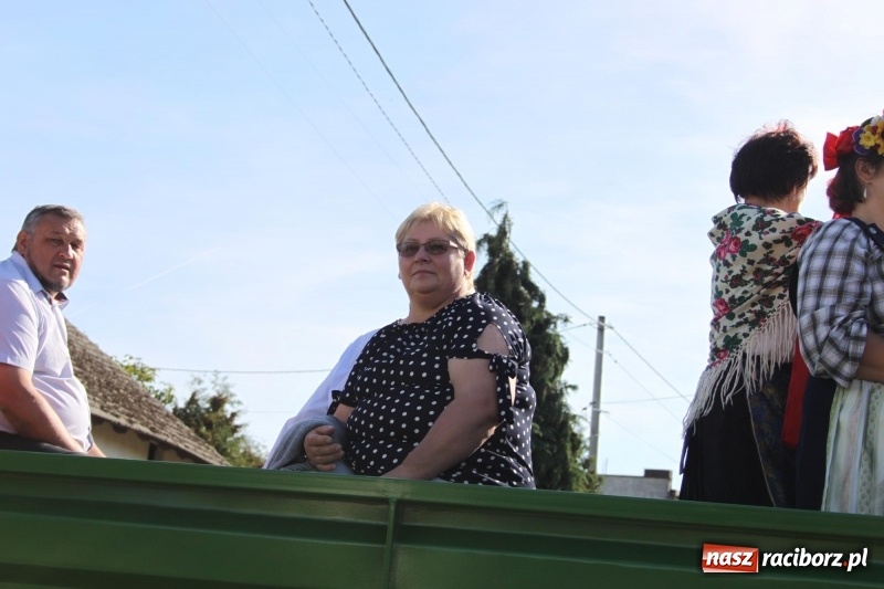 Zdjęcie w galerii na portalu naszraciborz.pl: Wieś ustrojona, do drogi gotowi. Jubileuszowe dożynki w Pawłowie  wiadomości z regionu