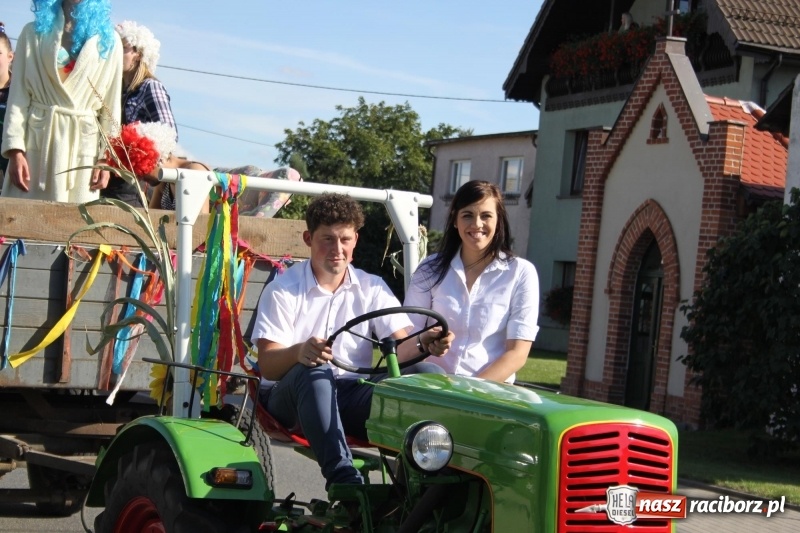 Zdjęcie w galerii na portalu naszraciborz.pl: Wieś ustrojona, do drogi gotowi. Jubileuszowe dożynki w Pawłowie  wiadomości z regionu