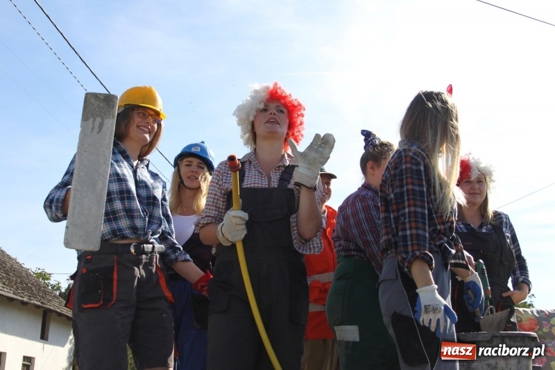 Zdjęcie w galerii na portalu naszraciborz.pl: Wieś ustrojona, do drogi gotowi. Jubileuszowe dożynki w Pawłowie  wiadomości z regionu