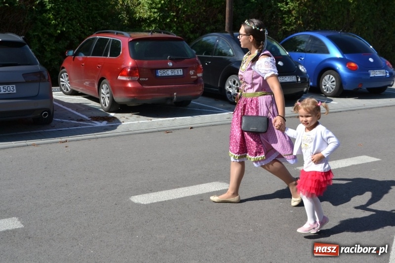 Zdjęcie w galerii na portalu naszraciborz.pl: Słoneczny patrol i delegacja z NFZ na dożynkach w Bieńkowicach  wiadomości z regionu