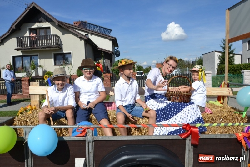 Zdjęcie w galerii na portalu naszraciborz.pl: Słoneczny patrol i delegacja z NFZ na dożynkach w Bieńkowicach  wiadomości z regionu