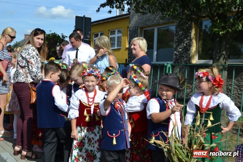 Zdjęcie w galerii na portalu naszraciborz.pl: Słoneczny patrol i delegacja z NFZ na dożynkach w Bieńkowicach  wiadomości z regionu