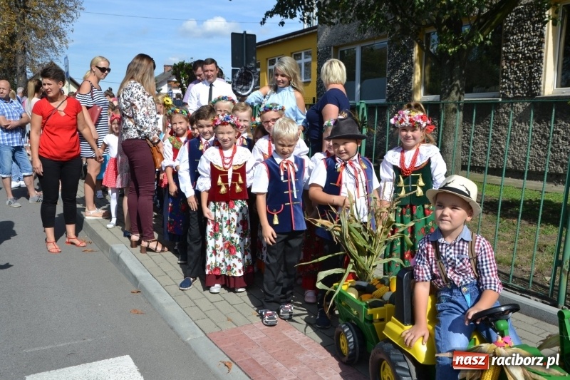 Zdjęcie w galerii na portalu naszraciborz.pl: Słoneczny patrol i delegacja z NFZ na dożynkach w Bieńkowicach  wiadomości z regionu