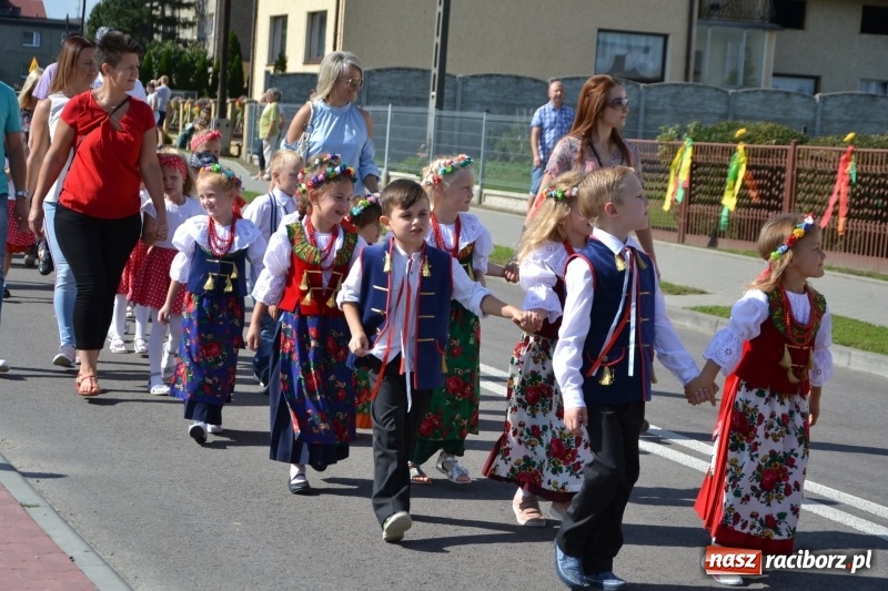 Zdjęcie w galerii na portalu naszraciborz.pl: Słoneczny patrol i delegacja z NFZ na dożynkach w Bieńkowicach  wiadomości z regionu