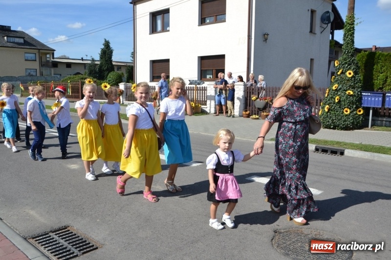 Zdjęcie w galerii na portalu naszraciborz.pl: Słoneczny patrol i delegacja z NFZ na dożynkach w Bieńkowicach  wiadomości z regionu
