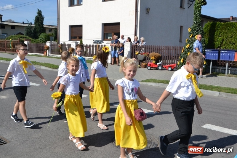 Zdjęcie w galerii na portalu naszraciborz.pl: Słoneczny patrol i delegacja z NFZ na dożynkach w Bieńkowicach  wiadomości z regionu