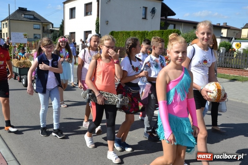 Zdjęcie w galerii na portalu naszraciborz.pl: Słoneczny patrol i delegacja z NFZ na dożynkach w Bieńkowicach  wiadomości z regionu