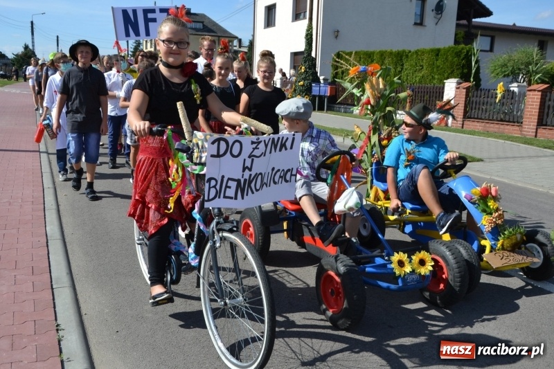 Zdjęcie w galerii na portalu naszraciborz.pl: Słoneczny patrol i delegacja z NFZ na dożynkach w Bieńkowicach  wiadomości z regionu