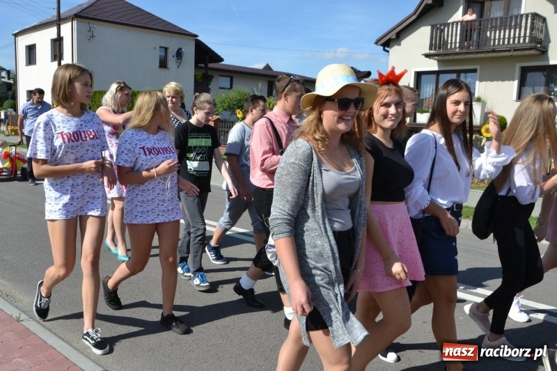 Zdjęcie w galerii na portalu naszraciborz.pl: Słoneczny patrol i delegacja z NFZ na dożynkach w Bieńkowicach  wiadomości z regionu