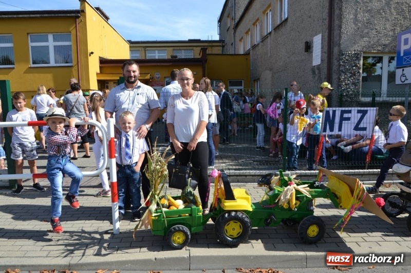 Zdjęcie w galerii na portalu naszraciborz.pl: Słoneczny patrol i delegacja z NFZ na dożynkach w Bieńkowicach  wiadomości z regionu
