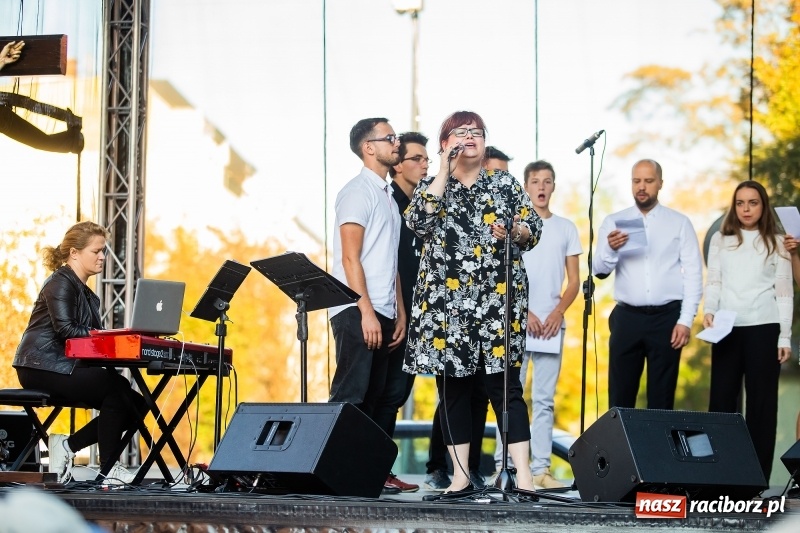 Zdjęcie w galerii na portalu naszraciborz.pl: Koncert Finałowy XXVII Festiwalu Spotkałem Pana na Placu Dominikańskim wiadomości z regionu