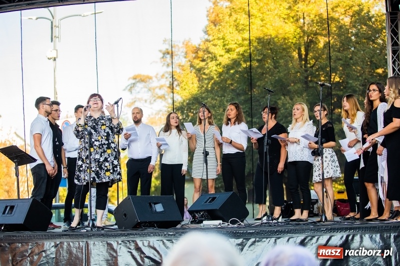 Zdjęcie w galerii na portalu naszraciborz.pl: Koncert Finałowy XXVII Festiwalu Spotkałem Pana na Placu Dominikańskim wiadomości z regionu