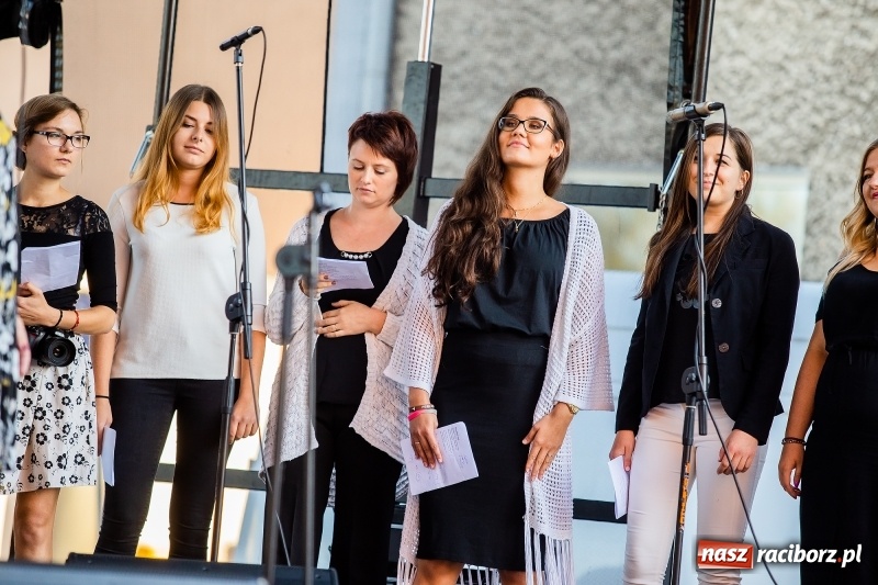 Zdjęcie w galerii na portalu naszraciborz.pl: Koncert Finałowy XXVII Festiwalu Spotkałem Pana na Placu Dominikańskim wiadomości z regionu