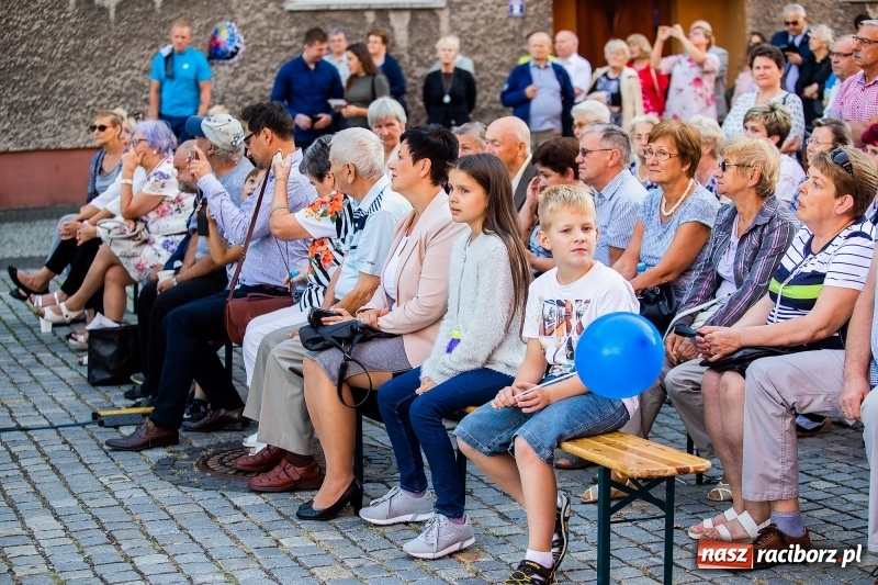Zdjęcie w galerii na portalu naszraciborz.pl: Koncert Finałowy XXVII Festiwalu Spotkałem Pana na Placu Dominikańskim wiadomości z regionu