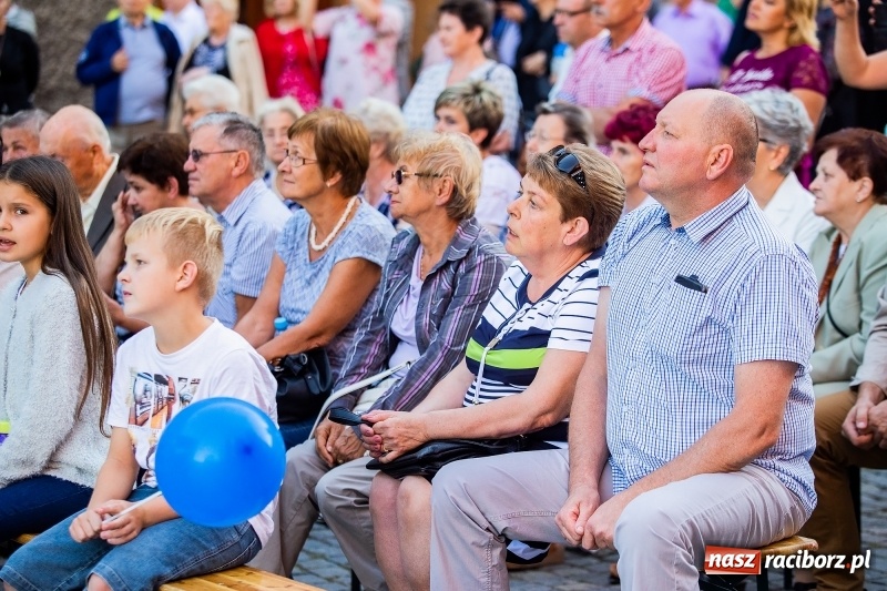 Zdjęcie w galerii na portalu naszraciborz.pl: Koncert Finałowy XXVII Festiwalu Spotkałem Pana na Placu Dominikańskim wiadomości z regionu