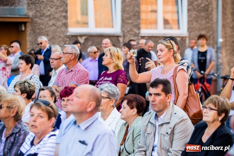 Zdjęcie w galerii na portalu naszraciborz.pl: Koncert Finałowy XXVII Festiwalu Spotkałem Pana na Placu Dominikańskim wiadomości z regionu