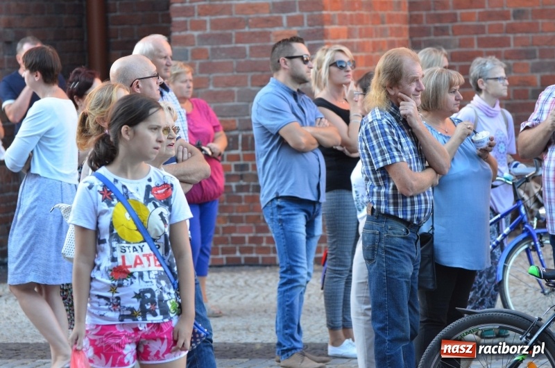 Zdjęcie w galerii na portalu naszraciborz.pl: Koncert Finałowy XXVII Festiwalu Spotkałem Pana na Placu Dominikańskim wiadomości z regionu