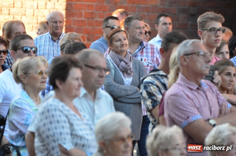 Zdjęcie w galerii na portalu naszraciborz.pl: Koncert Finałowy XXVII Festiwalu Spotkałem Pana na Placu Dominikańskim wiadomości z regionu