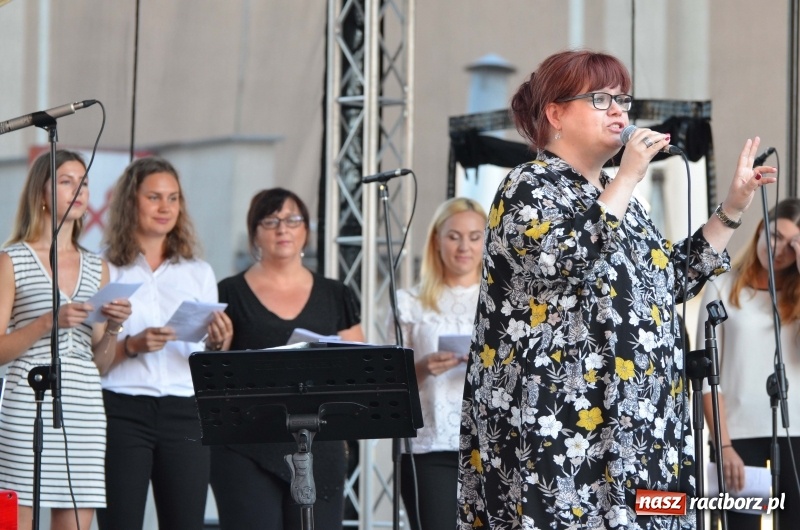 Zdjęcie w galerii na portalu naszraciborz.pl: Koncert Finałowy XXVII Festiwalu Spotkałem Pana na Placu Dominikańskim wiadomości z regionu