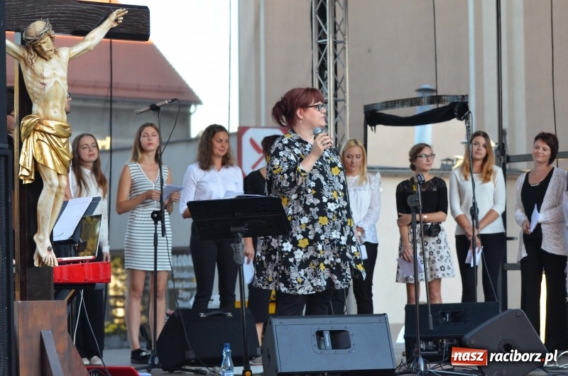 Zdjęcie w galerii na portalu naszraciborz.pl: Koncert Finałowy XXVII Festiwalu Spotkałem Pana na Placu Dominikańskim wiadomości z regionu