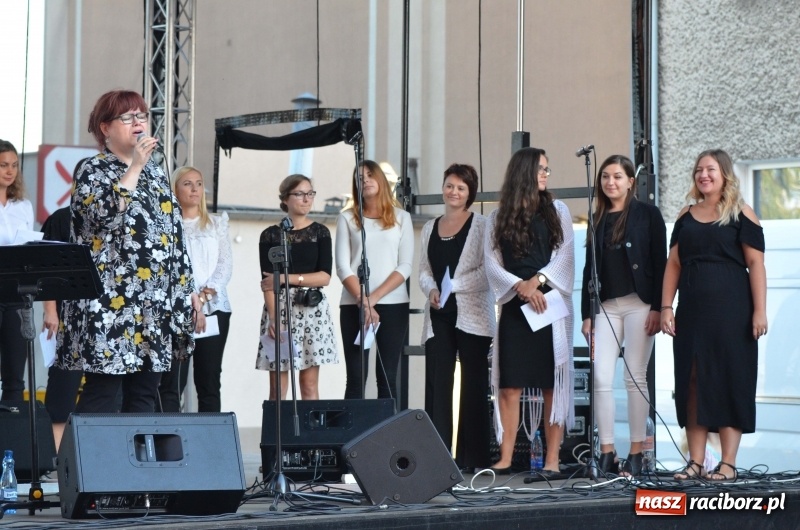 Zdjęcie w galerii na portalu naszraciborz.pl: Koncert Finałowy XXVII Festiwalu Spotkałem Pana na Placu Dominikańskim wiadomości z regionu