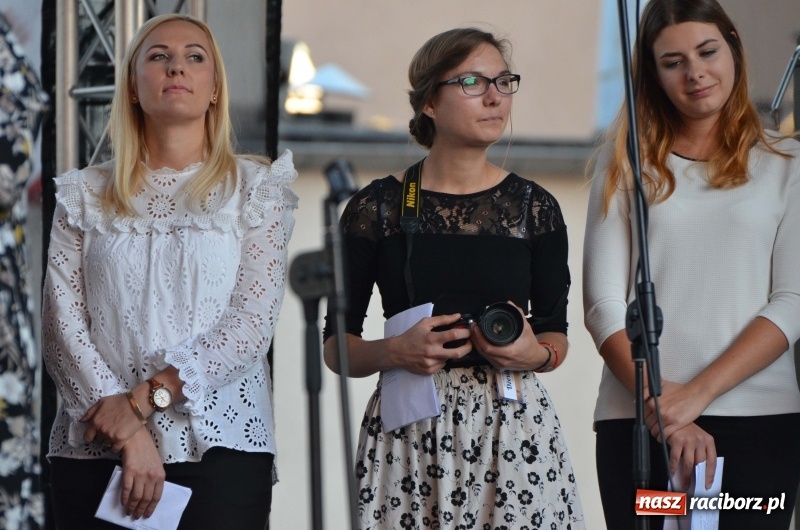 Zdjęcie w galerii na portalu naszraciborz.pl: Koncert Finałowy XXVII Festiwalu Spotkałem Pana na Placu Dominikańskim wiadomości z regionu