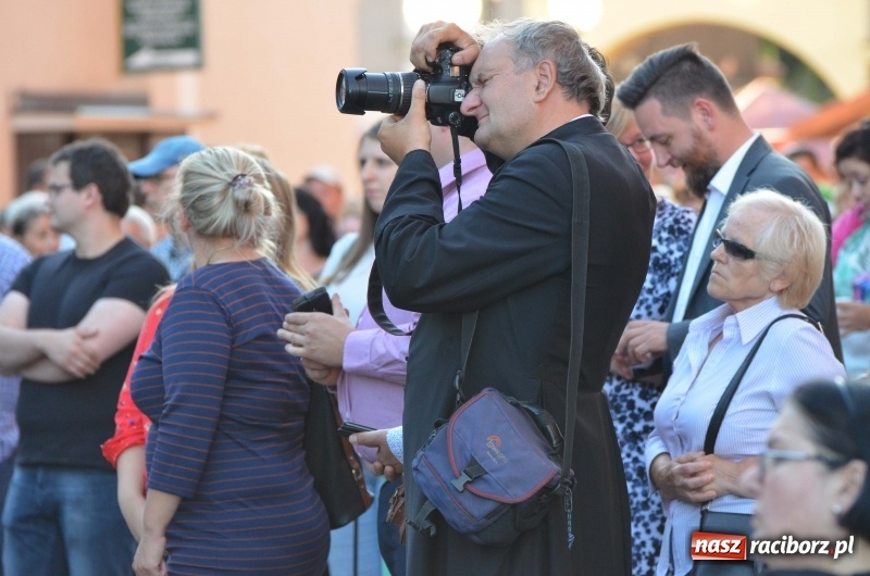 Zdjęcie w galerii na portalu naszraciborz.pl: Koncert Finałowy XXVII Festiwalu Spotkałem Pana na Placu Dominikańskim wiadomości z regionu