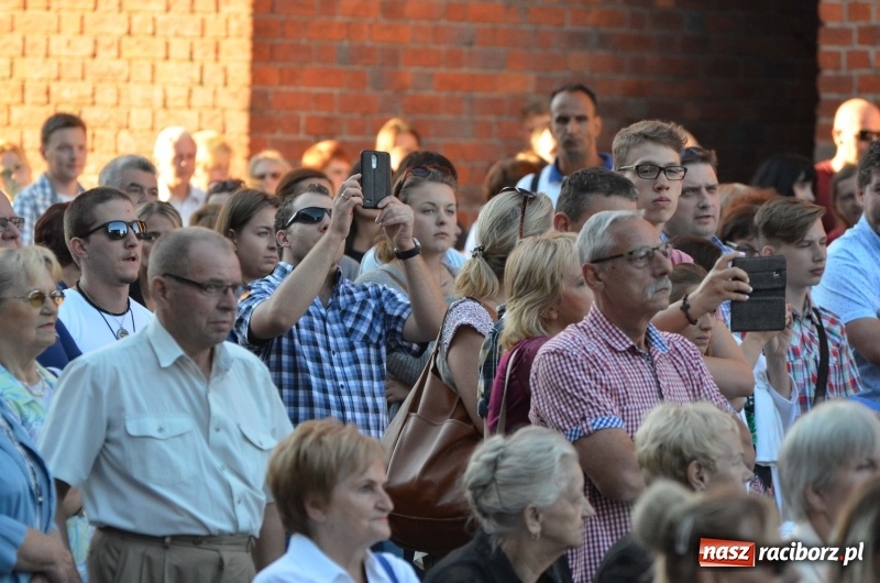 Zdjęcie w galerii na portalu naszraciborz.pl: Koncert Finałowy XXVII Festiwalu Spotkałem Pana na Placu Dominikańskim wiadomości z regionu