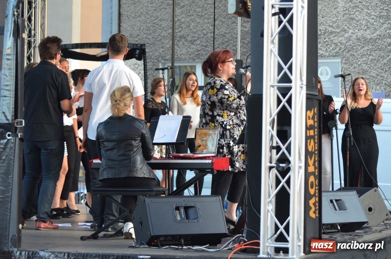 Zdjęcie w galerii na portalu naszraciborz.pl: Koncert Finałowy XXVII Festiwalu Spotkałem Pana na Placu Dominikańskim wiadomości z regionu