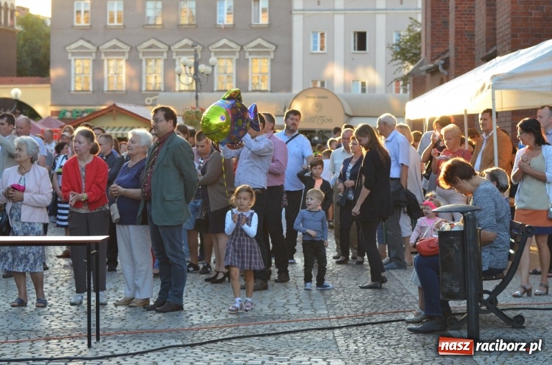 Zdjęcie w galerii na portalu naszraciborz.pl: Koncert Finałowy XXVII Festiwalu Spotkałem Pana na Placu Dominikańskim wiadomości z regionu