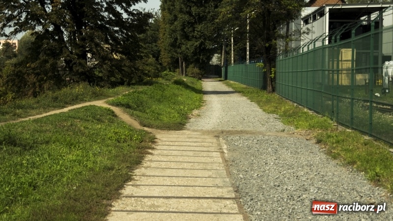 Zdjęcie w galerii na portalu naszraciborz.pl: Ścieżka w ciemności. Na Gliwickiej nie będzie lamp, bo nie ma prądu!  wiadomości z regionu