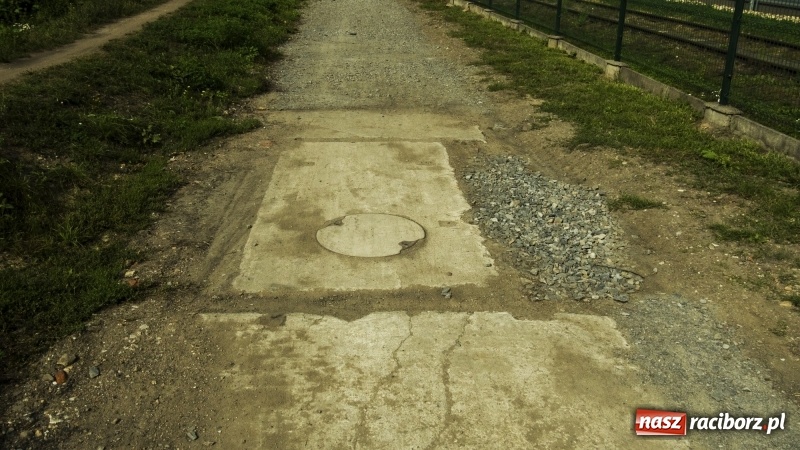 Zdjęcie w galerii na portalu naszraciborz.pl: Ścieżka w ciemności. Na Gliwickiej nie będzie lamp, bo nie ma prądu!  wiadomości z regionu