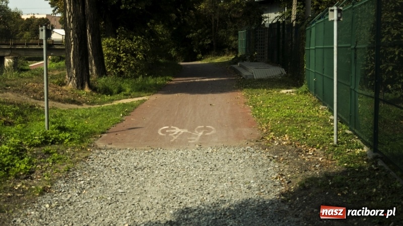 Zdjęcie w galerii na portalu naszraciborz.pl: Ścieżka w ciemności. Na Gliwickiej nie będzie lamp, bo nie ma prądu!  wiadomości z regionu