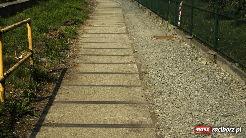 Zdjęcie w galerii na portalu naszraciborz.pl: Ścieżka w ciemności. Na Gliwickiej nie będzie lamp, bo nie ma prądu!  wiadomości z regionu