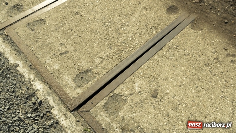 Zdjęcie w galerii na portalu naszraciborz.pl: Ścieżka w ciemności. Na Gliwickiej nie będzie lamp, bo nie ma prądu!  wiadomości z regionu