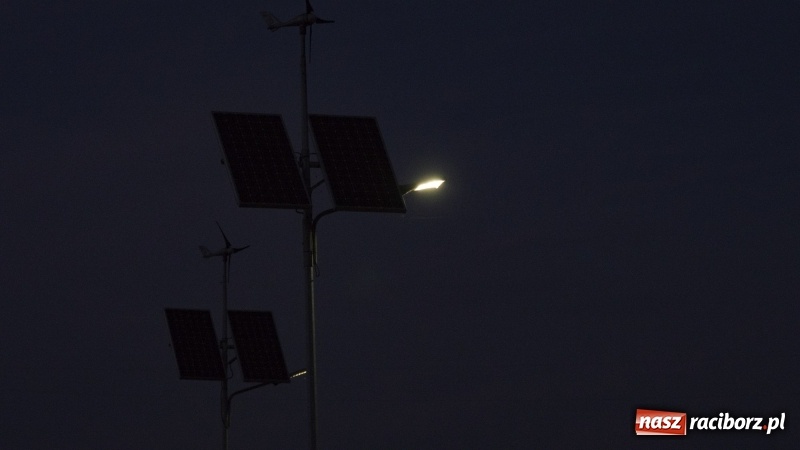 Zdjęcie w galerii na portalu naszraciborz.pl: Ścieżka w ciemności. Na Gliwickiej nie będzie lamp, bo nie ma prądu!  wiadomości z regionu