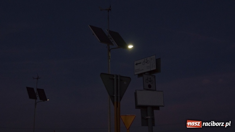 Zdjęcie w galerii na portalu naszraciborz.pl: Ścieżka w ciemności. Na Gliwickiej nie będzie lamp, bo nie ma prądu!  wiadomości z regionu
