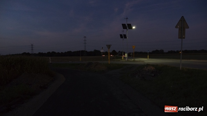 Zdjęcie w galerii na portalu naszraciborz.pl: Ścieżka w ciemności. Na Gliwickiej nie będzie lamp, bo nie ma prądu!  wiadomości z regionu